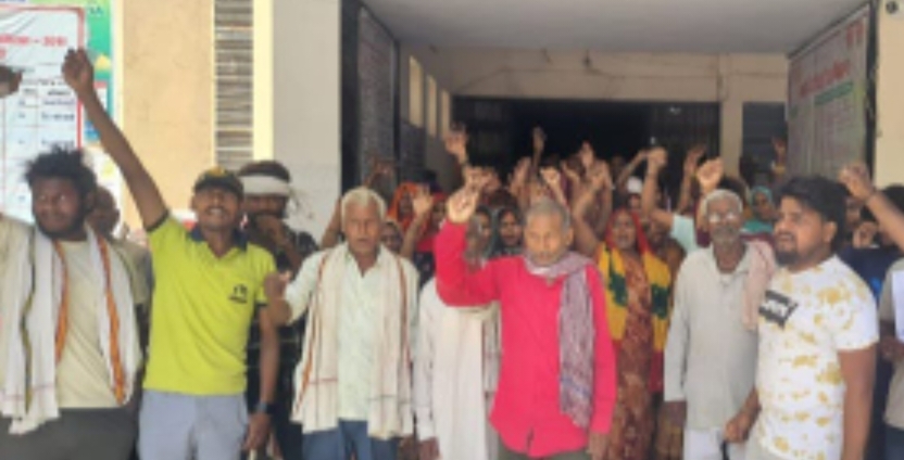 विकास के नाम पर अनदेखी, अब सड़क पर उतरे ग्रामीण; सड़क-नाली को लेकर तहसील पर प्रदर्शन