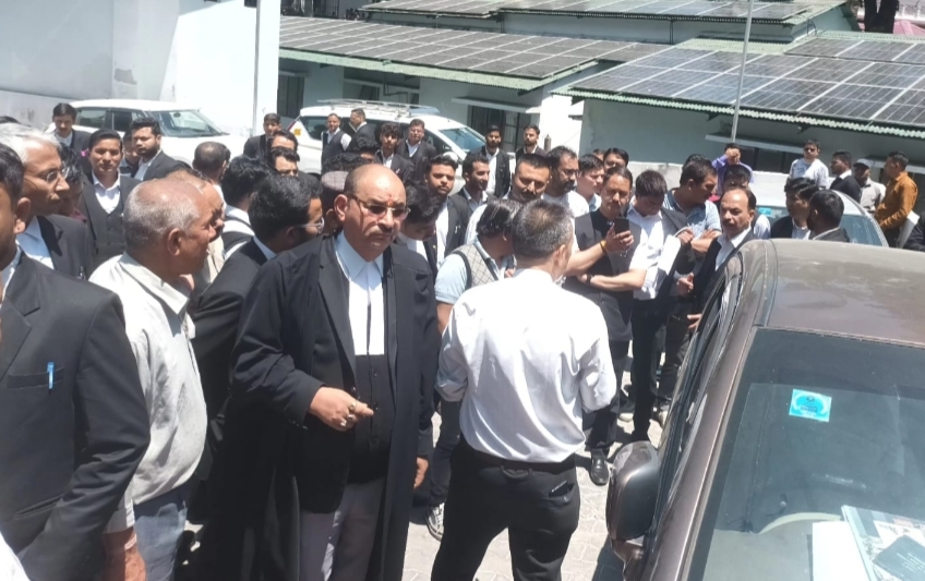 नैनीताल: कलेक्ट्रेट पार्किंग में कार अंदर मिला खून लथपथ वकील का शव, क्षेत्र में हड़कंप