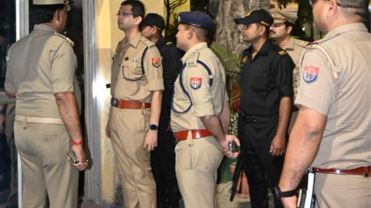 महाराजगंज: कोतवाली में एसपी एसपी शक्ति मोहन अवस्थी का एक्शन, लंबित मामलों पर फटकार