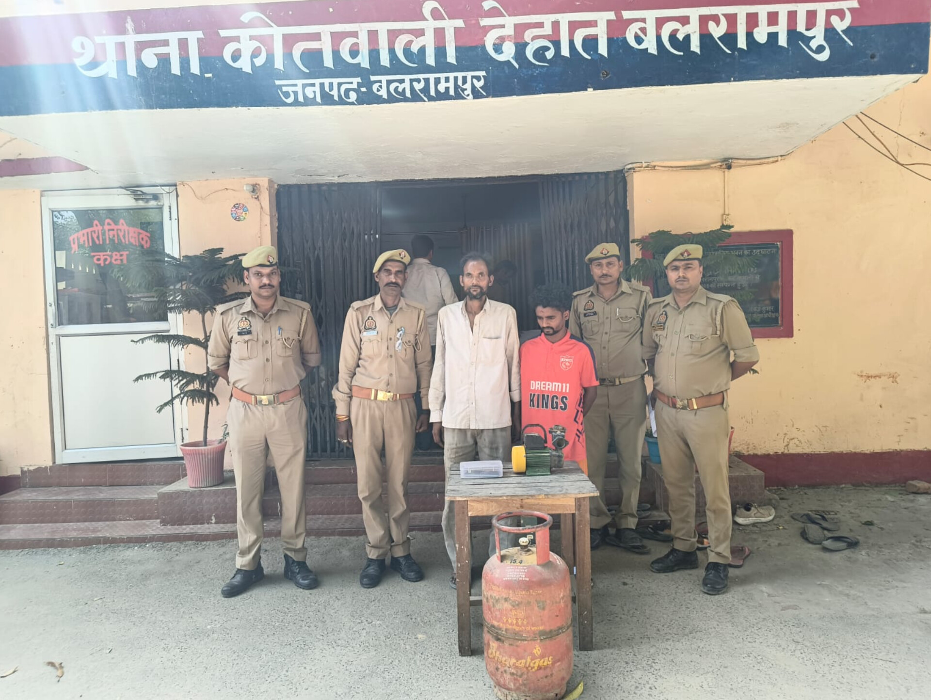 बलरामपुर में चोरी का खुलासा, मोबाइल बेचने वाला और खरीदने वाला दोनों गिरफ्तार