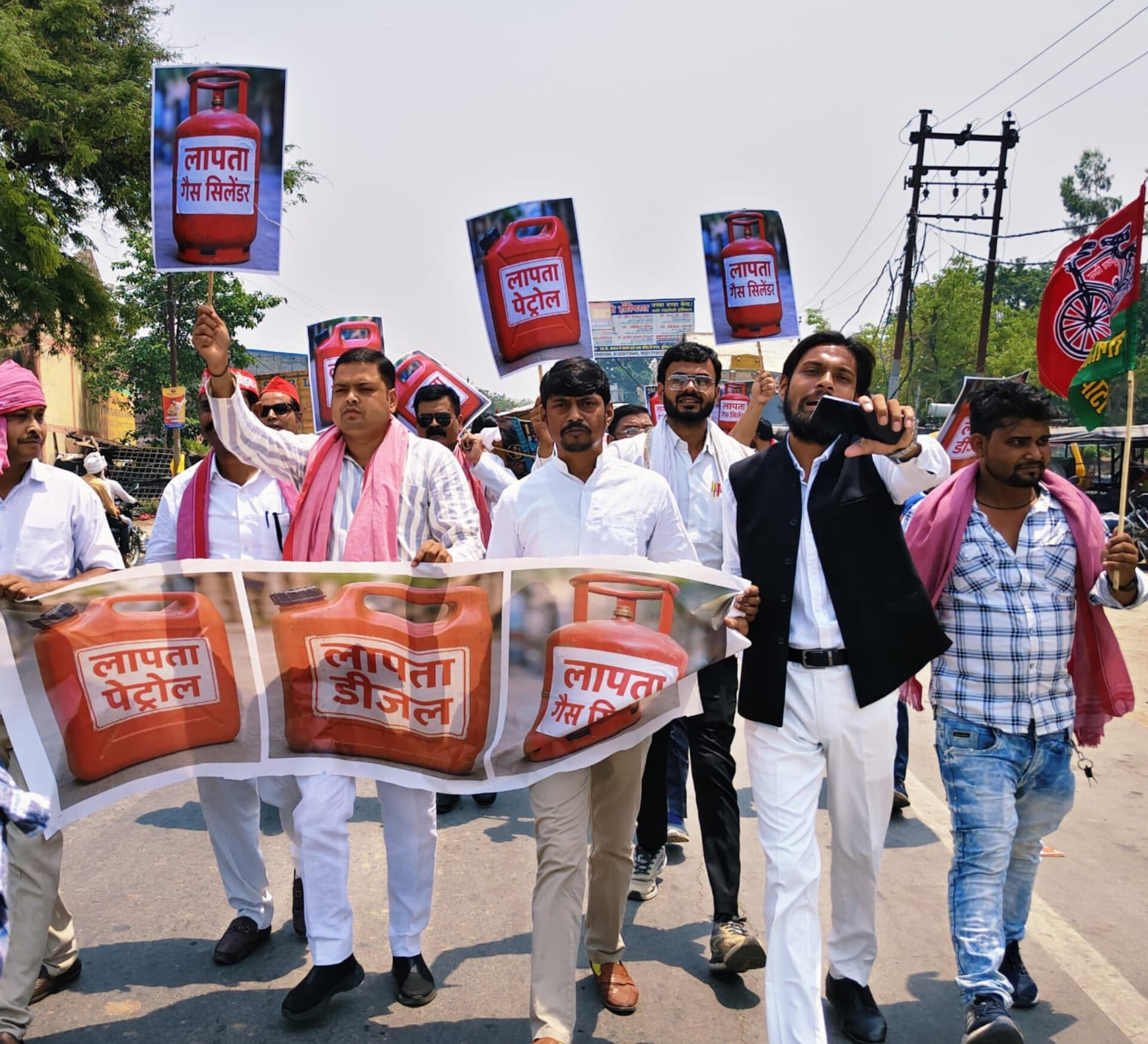 बलरामपुर में ईंधन संकट पर सपा का हल्ला बोल, कलेक्ट्रेट घेरकर प्रशासन को दी चेतावनी