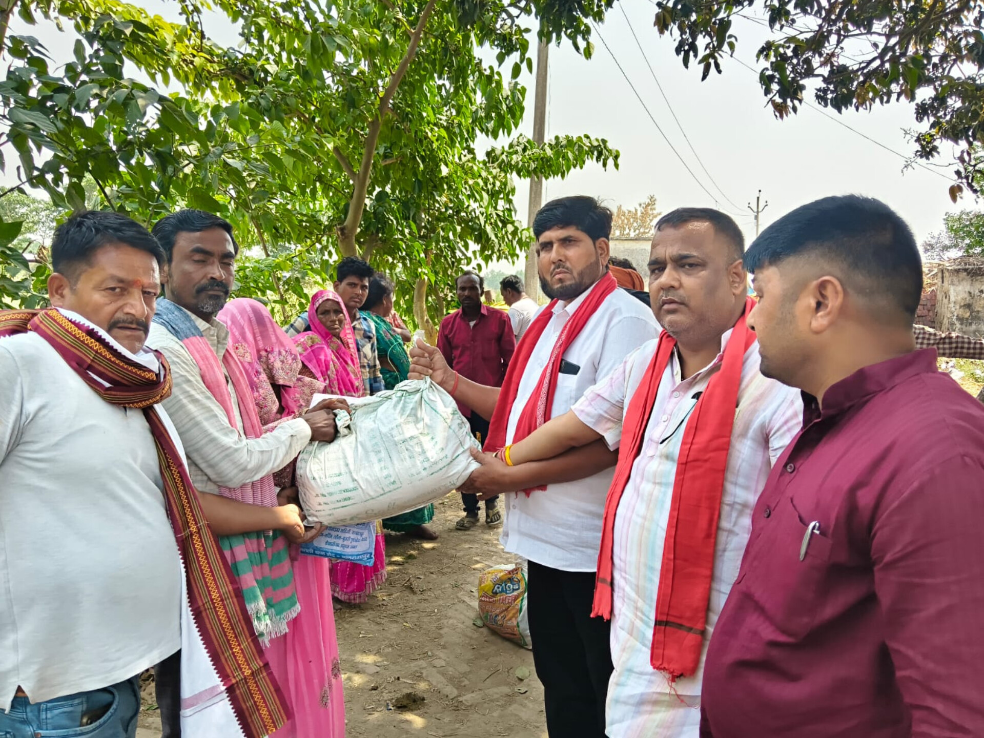 Balrampur: आग की लपटों ने उजाड़ा आशियाना, सपा ने बढ़ाया मदद का हाथ