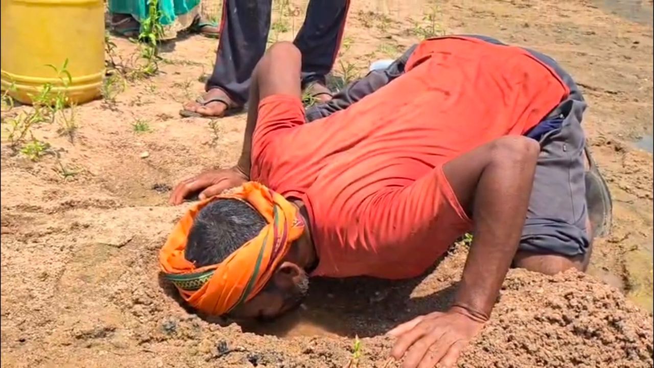 Chatra:‘हर घर नल से जल’ का दावा फेल? जल संकट से जूझता चतरा… रेत खोदकर पानी पीने को मजबूर आदिवासी