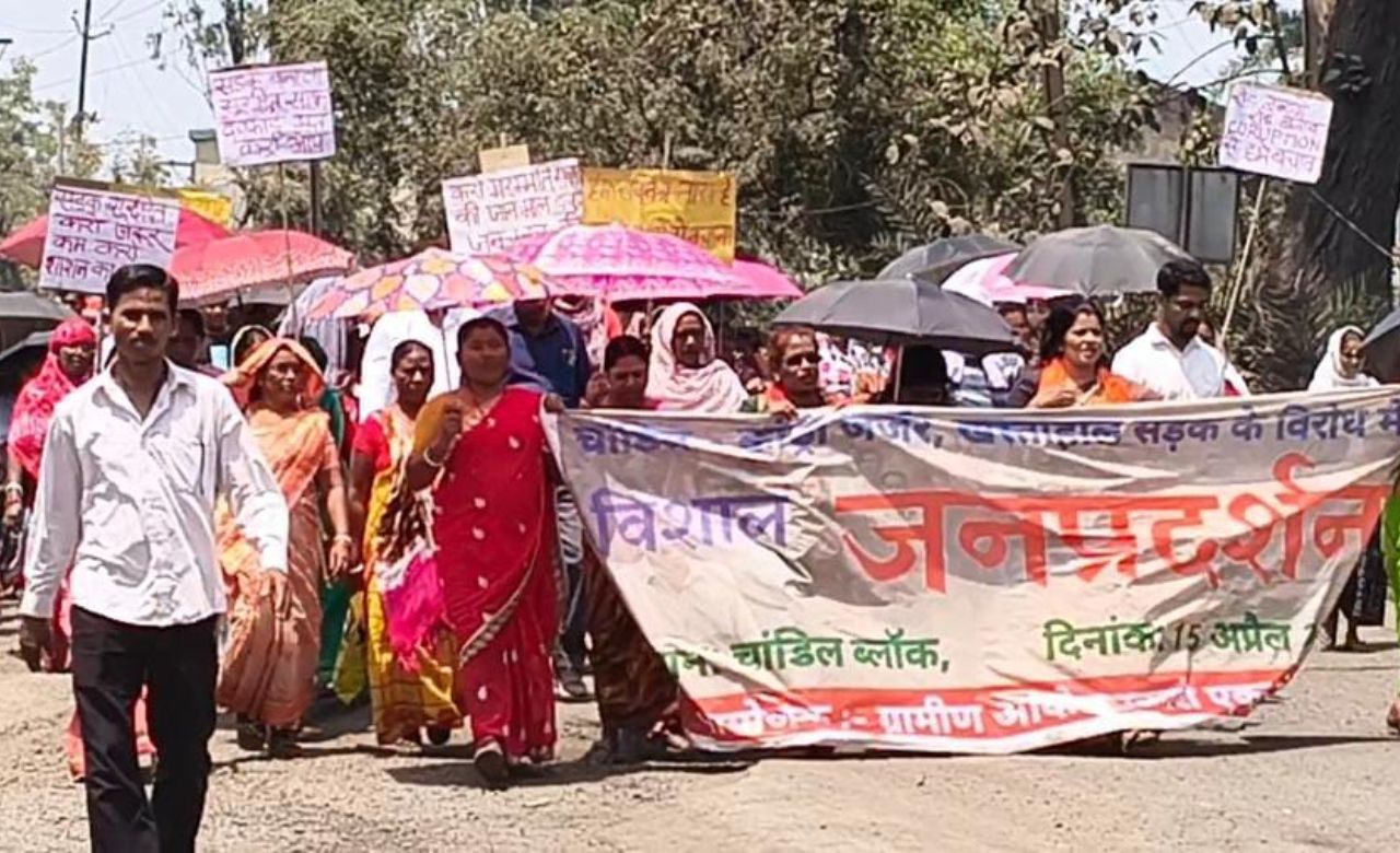 अधूरी सड़क पर फूटा गुस्सा! सैकड़ों ग्रामीणों की पैदल रैली, प्रशासन को दी चेतावनी