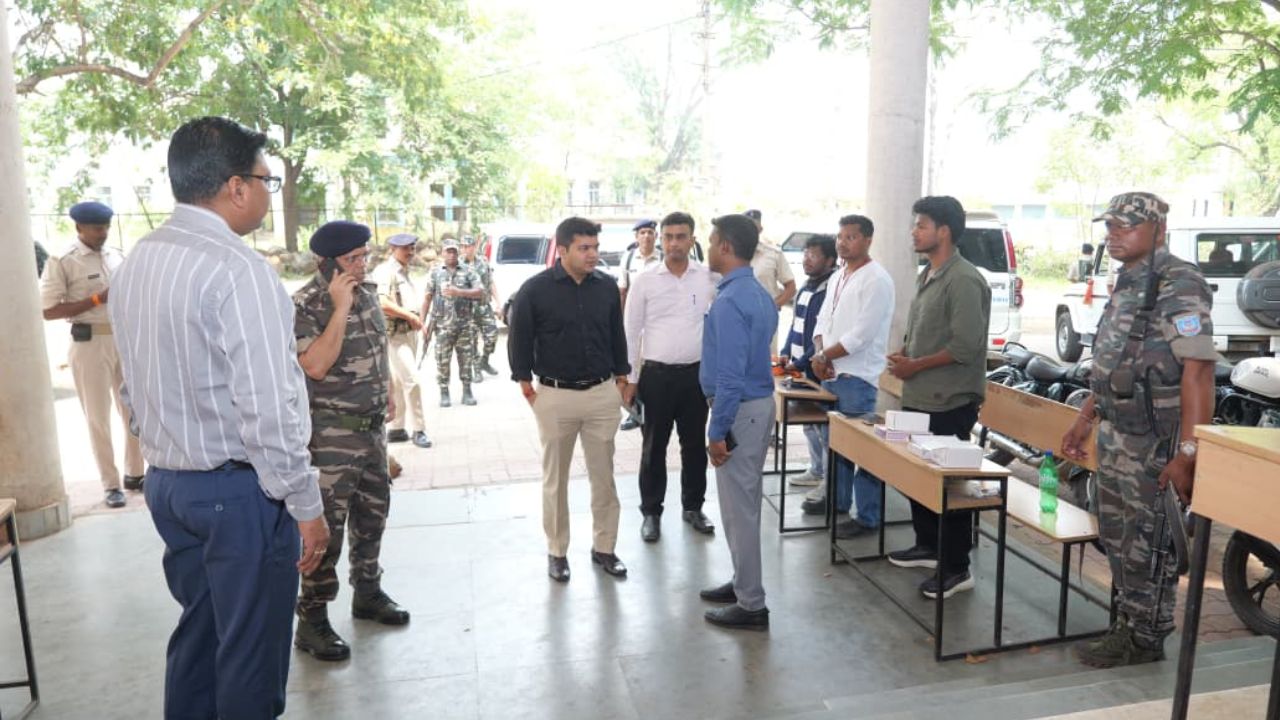 Jharkhand News: चाईबासा में JPSC परीक्षा पर सख्त नजर! डीसी-SP ने किया निरीक्षण