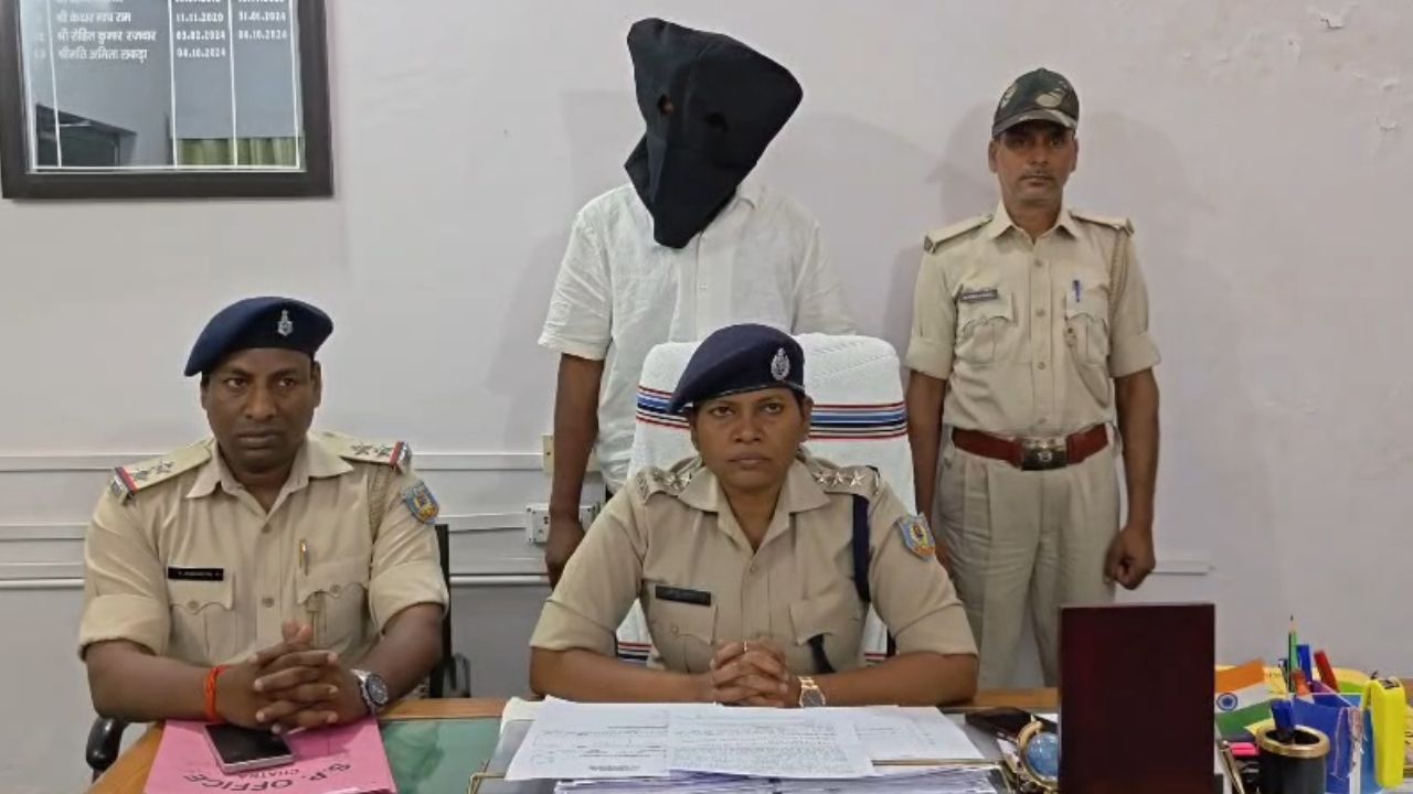 Jharkhand: व्हाट्सएप कॉल से दस लाख की रंगदारी मांगने वाला शातिर अपराधी चढ़ा पुलिस के हत्थे, जानें पूरा मामला