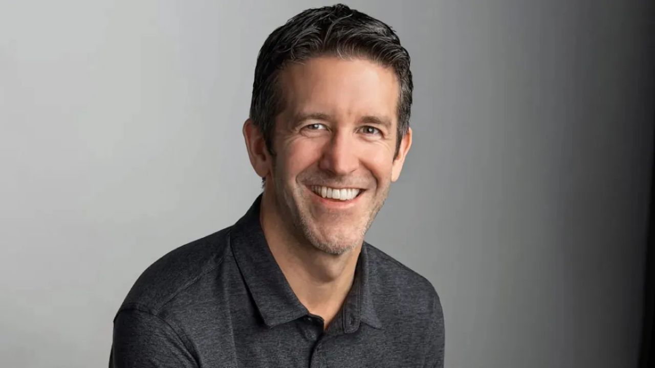 Apple Inc में जॉन टर्नस बने नए CEO, जानें कब टिम कुक छोड़ेंगे अपना पद