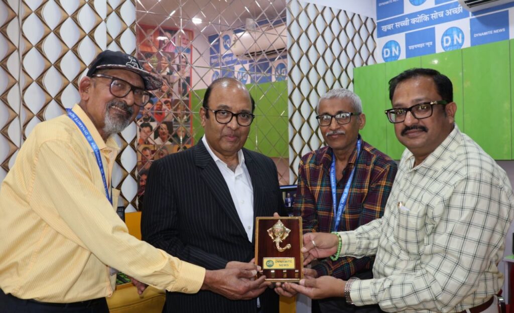 स्मृति-चिह्न भेंट करती वरिष्ठ टीम