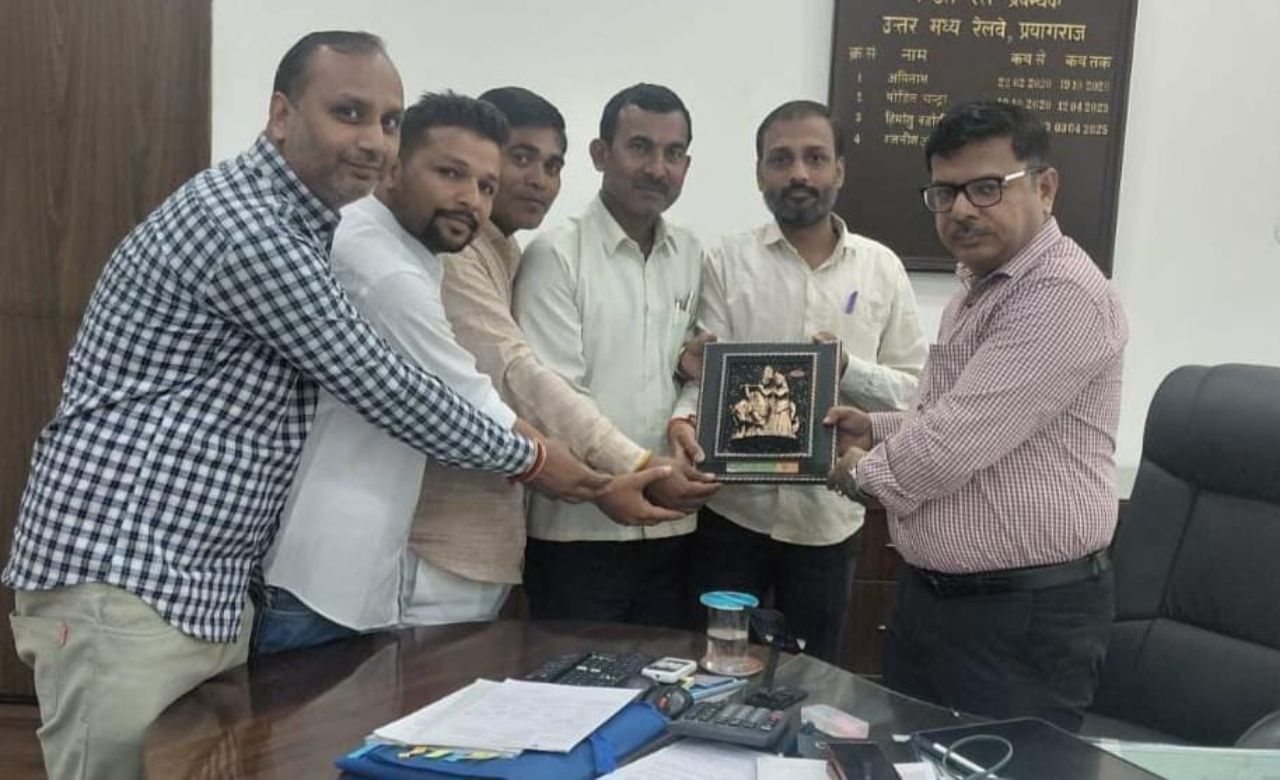 Kanpur Dehat News: झींझक रेलवे स्टेशन की समस्याओं पर सभासदों ने उठाई आवाज, डीआरएम को सौंपा ज्ञापन