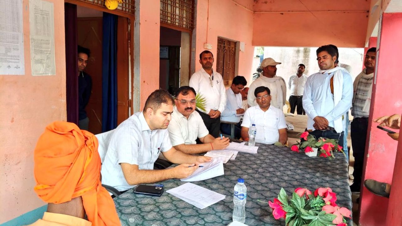 Kaushambi News: भूमि विवादों पर एक्शन मोड में प्रशासन, डीएम ने मौके पर कराए कई मामलों का निपटारा…