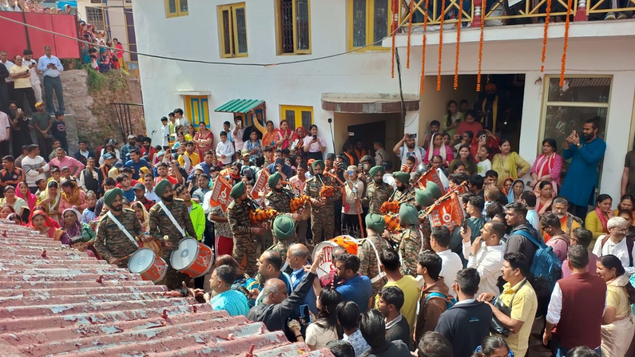 केदारनाथ यात्रा: बर्फबारी के बीच बाबा की डोली रवाना