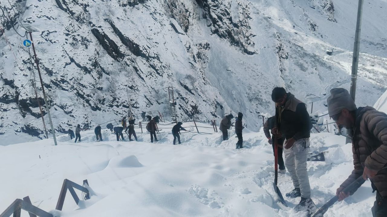 भारी बर्फबारी के बीच केदारनाथ यात्रा की तैयारियां तेज, प्रशासन अलर्ट