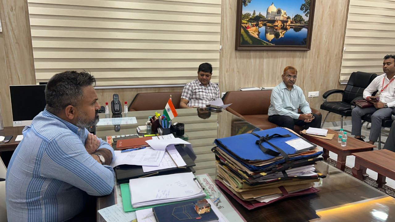 कुशीनगर में पेट्रोल-डीजल और घरेलू गैस आपूर्ति को लेकर डीएम की बैठक, दिए सख्त निर्देश…