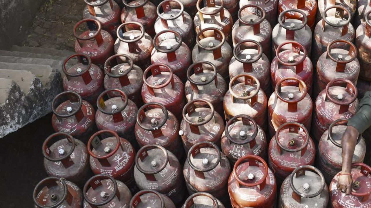 LPG Crisis: मार्च में रसोई गैस खपत 13% घटी, सप्लाई बाधित होने से बढ़ी चिंता