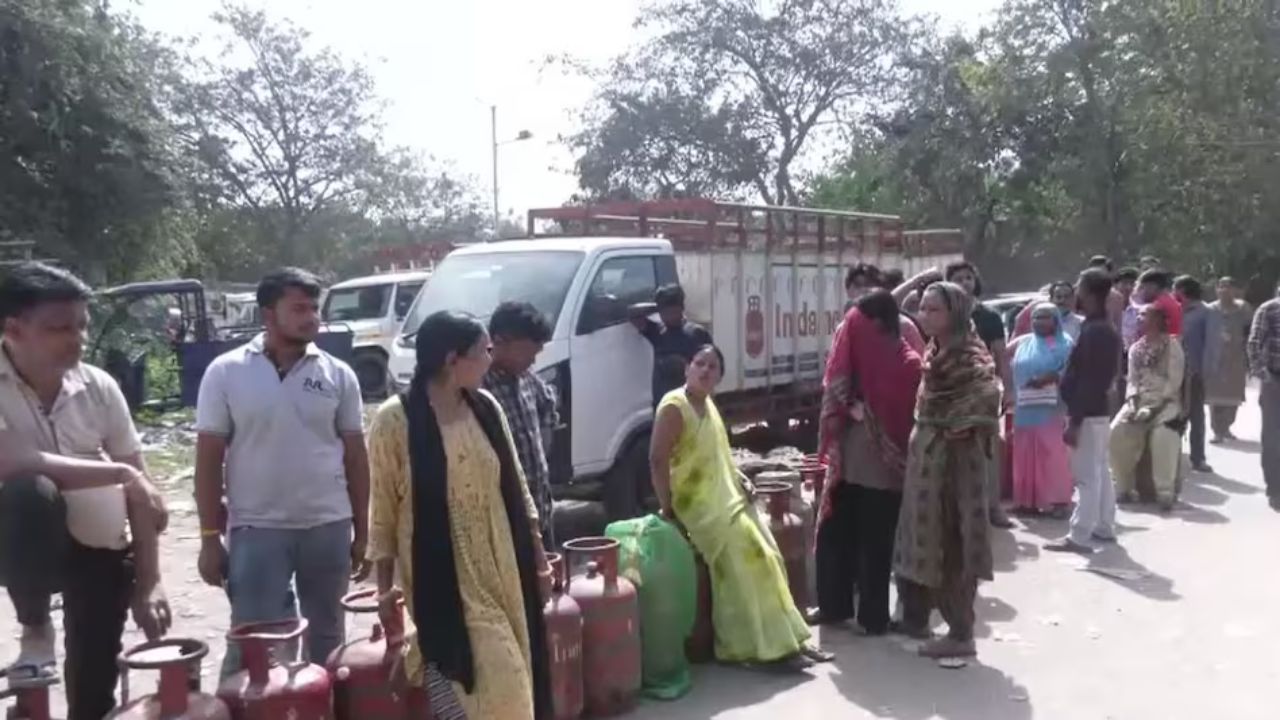 LPG Crisis: चंडीगढ़ में गैस संकट गहराया, नए नियमों से परेशान लोग, खाली हाथ लौटने की नौबत