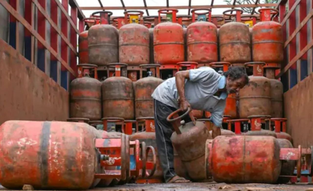 सरकार ने गैस की कालाबाजारी और जमाखोरी के खिलाफ सख्त रुख अपनाया है। देशभर में छापेमारी कर हजारों सिलेंडर जब्त किए गए हैं। नियम तोड़ने वाले डिस्ट्रीब्यूटर्स पर जुर्माना लगाया गया है और कई को निलंबित भी किया गया है, ताकि उपभोक्ताओं को सही लाभ मिल सके। (फोटो सोर्स- इंटरनेट)