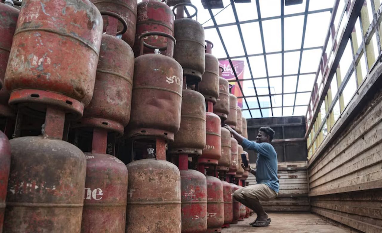 एलपीजी वितरण में डिजिटल सेवाओं का तेजी से विस्तार हुआ है। देश में करीब 95 प्रतिशत गैस बुकिंग अब ऑनलाइन हो रही है। वहीं 91 प्रतिशत डिलीवरी डीएसी प्रणाली के जरिए हो रही है, जिससे उपभोक्ताओं को सही सिलेंडर मिलने और गड़बड़ी रोकने में मदद मिल रही है।(फोटो सोर्स- इंटरनेट)