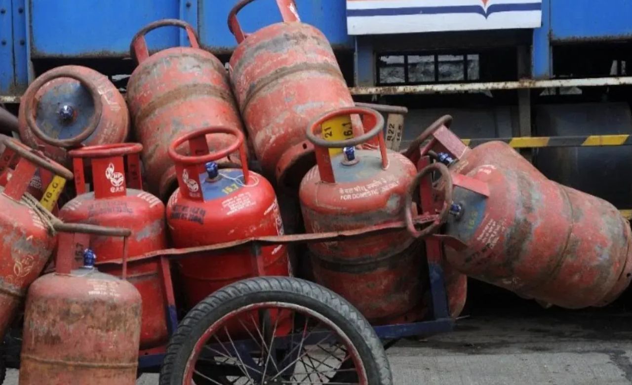 आपूर्ति और मांग के संतुलन को ध्यान में रखते हुए गैस सिलेंडर बुकिंग की समय सीमा बढ़ा दी गई है। अब शहरी उपभोक्ता 25 दिन बाद और ग्रामीण उपभोक्ता 45 दिन बाद सिलेंडर बुक कर सकेंगे। इस कदम से वितरण प्रणाली पर दबाव कम करने की कोशिश की गई है। (फोटो सोर्स- इंटरनेट)