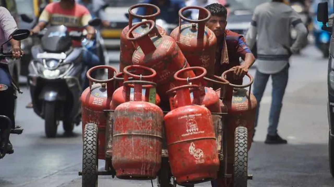 LPG सप्लाई पर सरकार का बड़ा बयान, घबराने की जरूरत नहीं