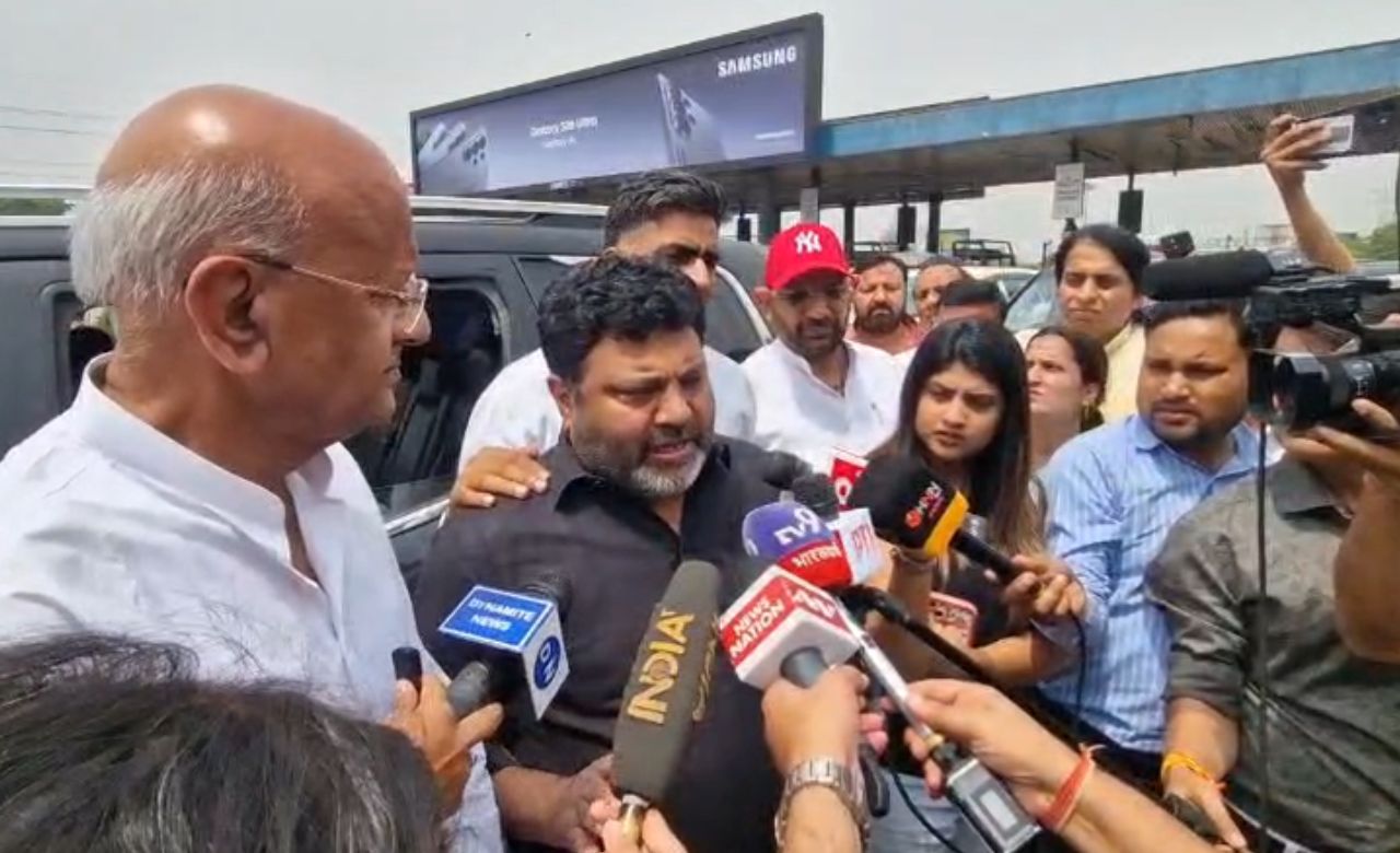 श्रमिकों से मिलने नोएडा पहुंचे सपा नेताओं ने कहा-कई मजदूर गायब, फर्जी मुकदमे लिखे गये