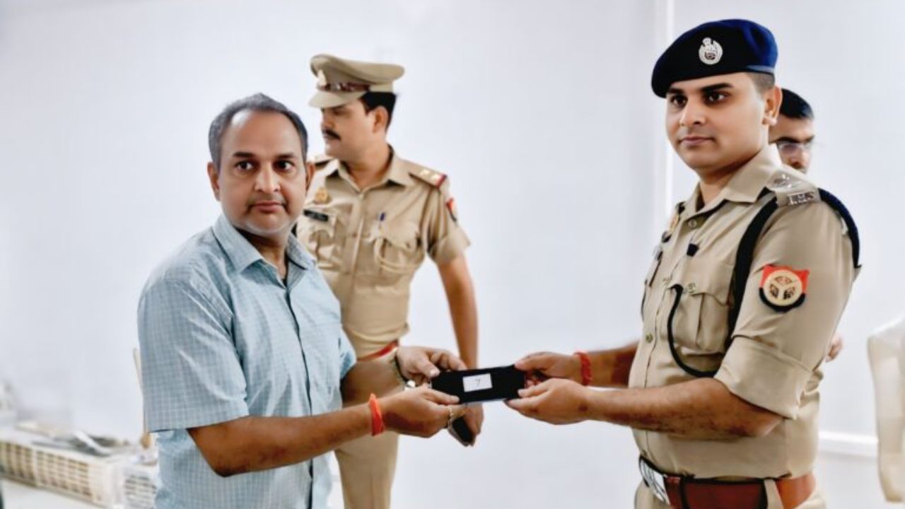 Balrampur: पुलिस ने साइबर अपराधियों पर कसा शिकंजा, 35 लाख के स्मार्टफोन किए बरामद