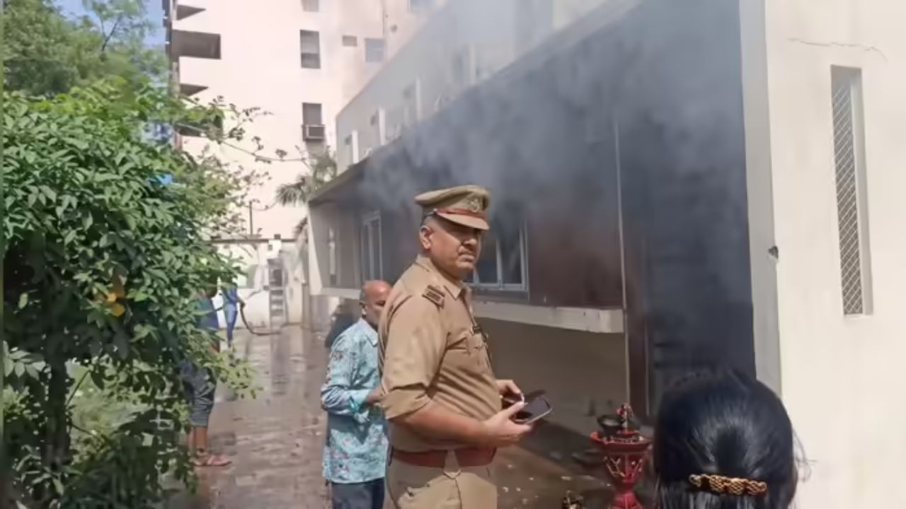 Lucknow: आग में कूद फरिश्ता बन SHO ने बचायी व्हीलचेयर पर बैठी बुजुर्ग महिला की जान