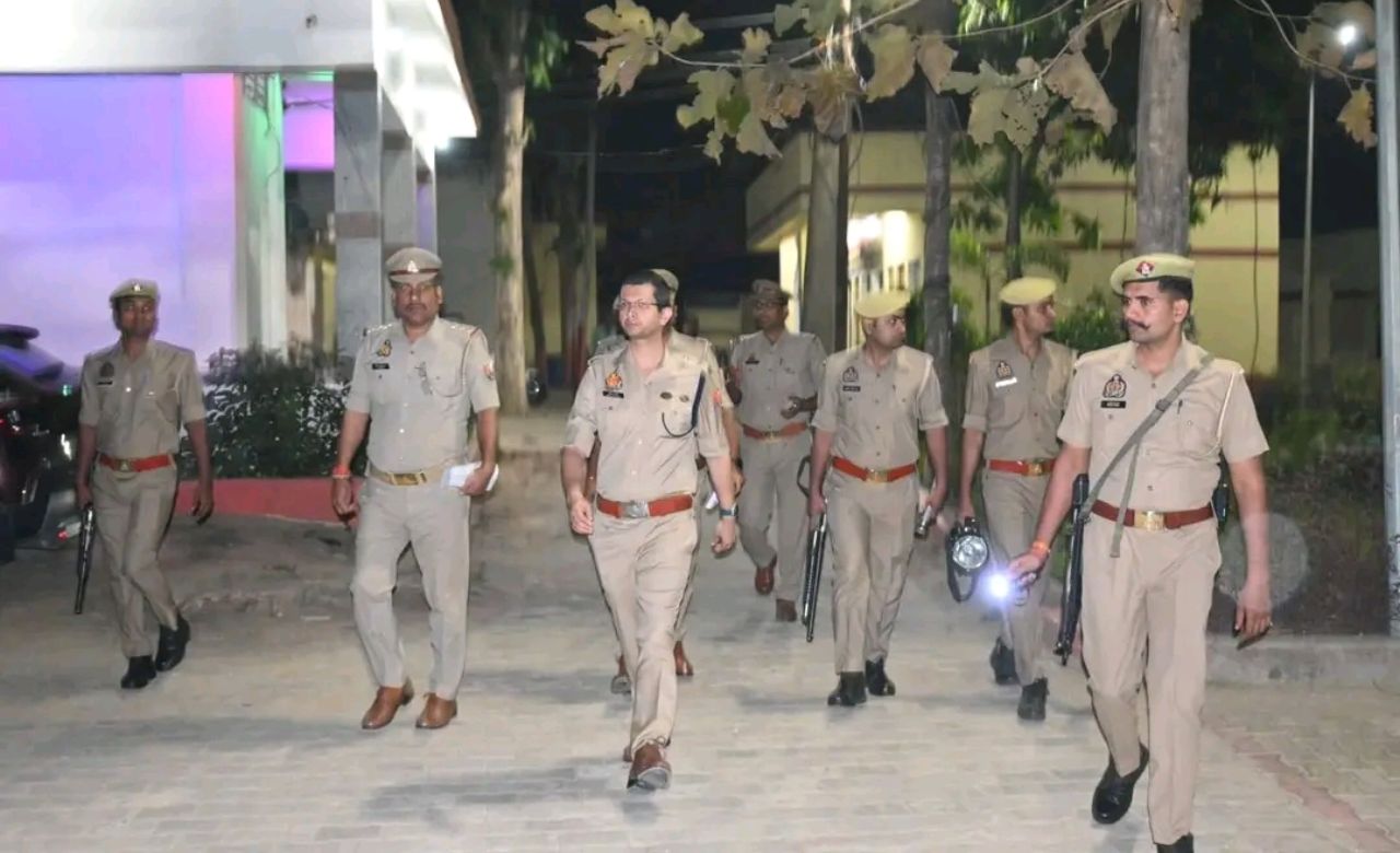 आधी रात SP का बड़ा एक्शन: फरेंदा कोतवाली में उपनिरीक्षक सस्पेंड, प्रभारी निरीक्षक समेत तीन पर जांच के आदेश