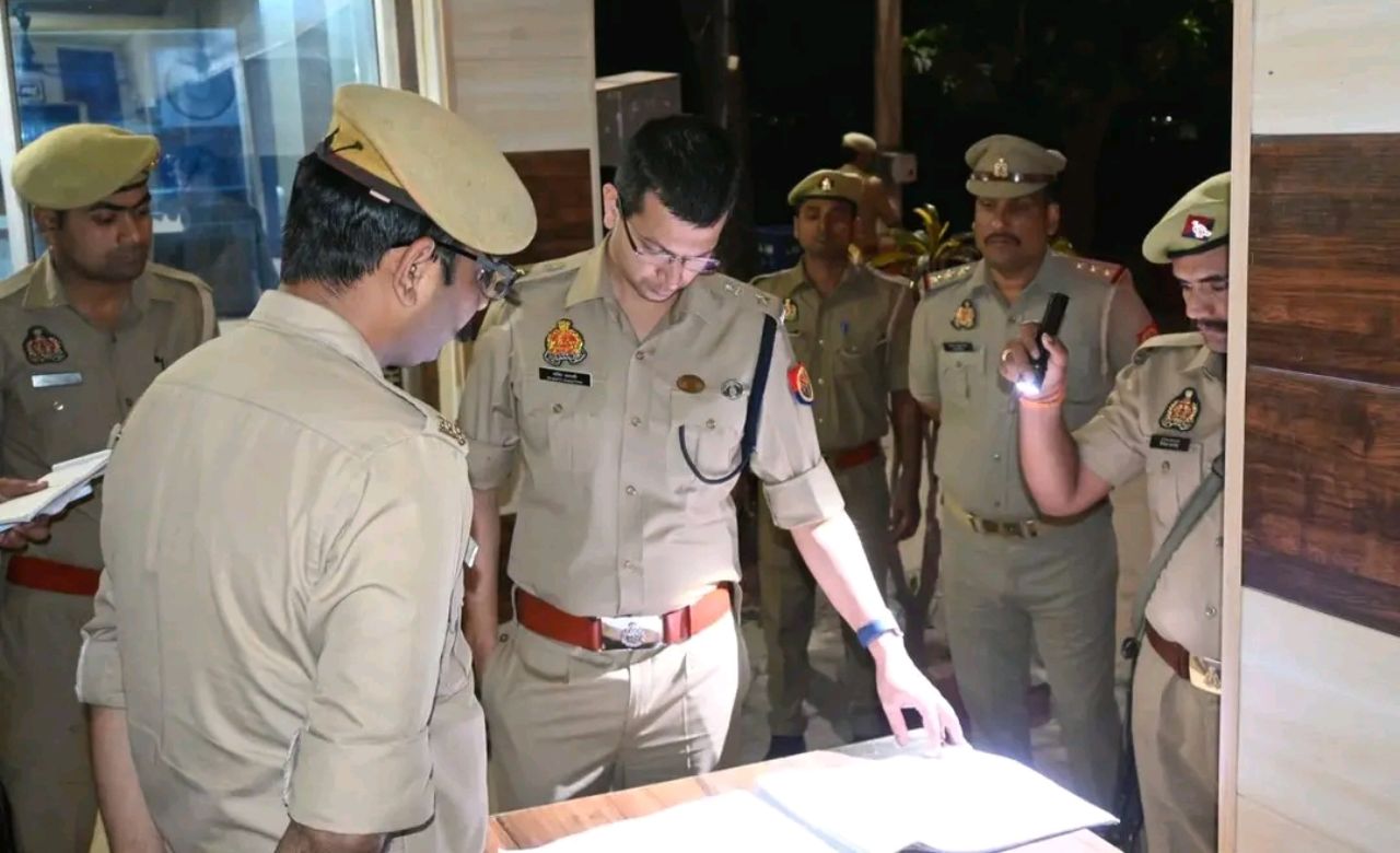 The SP inspecting documents (Img: Dynasmite news)