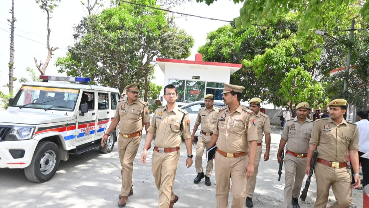 Maharajganj News: कोल्हुई थाने पर SP का अचानक औचक निरीक्षण, लापरवाही को लेकर दिया ये बड़ा बयान