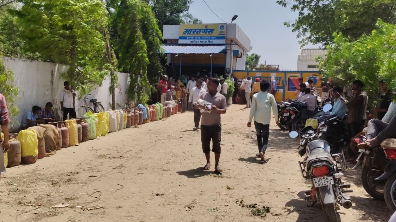 कोल्हुई: गैस सिलेंडर के लिए तपती धूप में लोग पसीना-पसीना