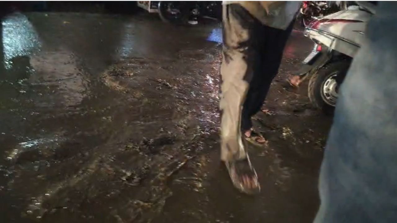 Maharajganj News: कोल्हुई मेन तिराहे पर गीली मिट्टी बनी मुसीबत, बाइक सवारों का बुरा हाल