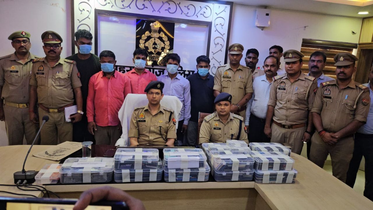 महाराजगंज में साइबर गैंग का बड़ा खुलासा, कंबल देकर मोबाइल लेते थे और… 5 गिरफ्तार