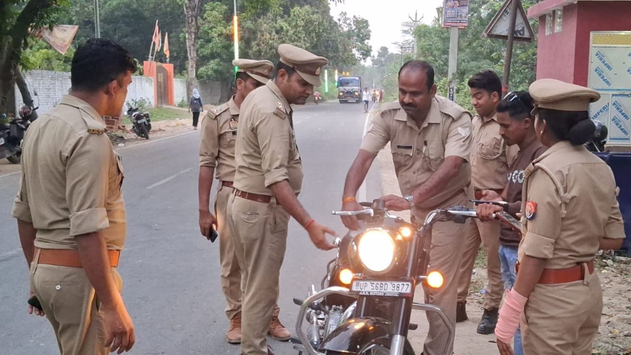 Maharajganj: सिसवा बाजार में पुलिस ने 62 वाहनों का किया चालान, ड्राइवरों में अफरा-तफरी