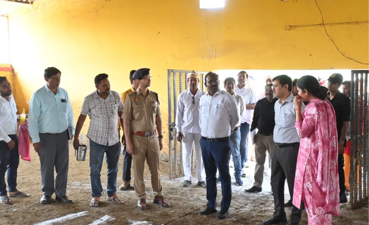 Maharajganj News: गौ सदन में मिली लापरवाही की आहट, डीएम-एसपी का अचानक छापा