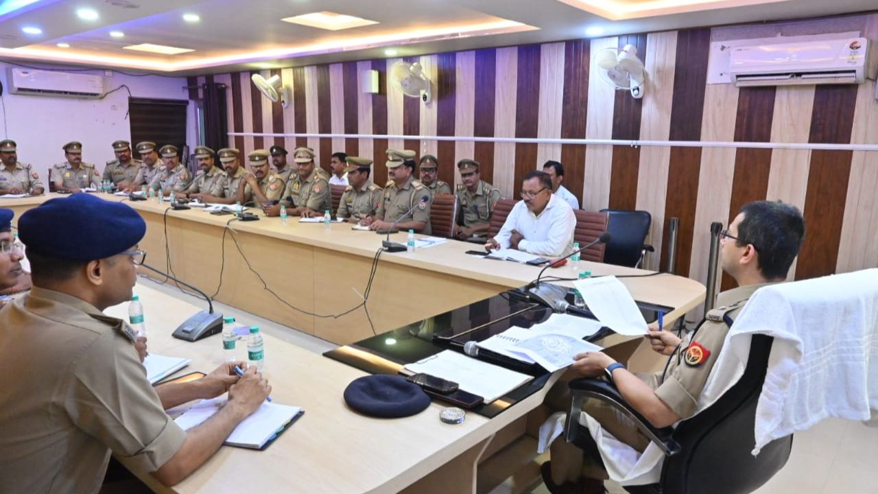 महराजगंज में एक्शन मोड में SP, लंबित मामलों को लेकर दिए ये कड़े निर्देश