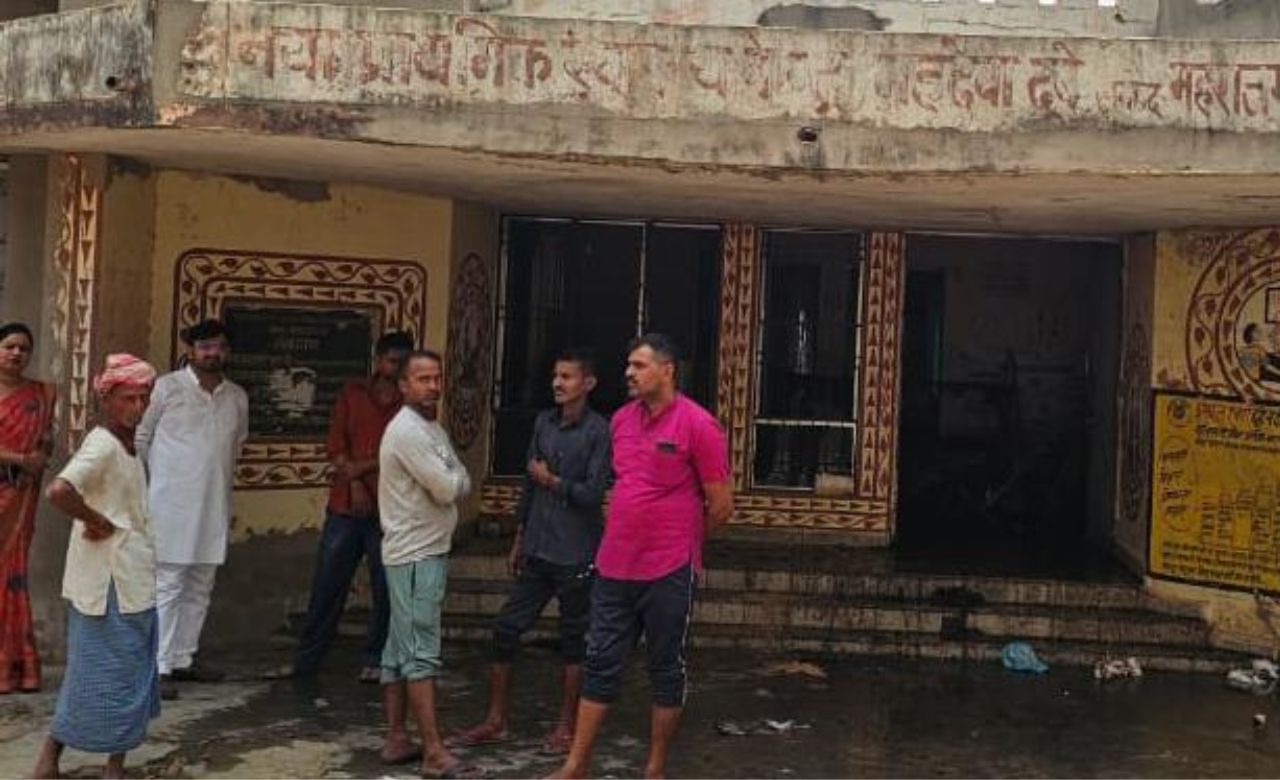 फरेंदा: पराली की आग बनी विकराल, जला अस्पताल