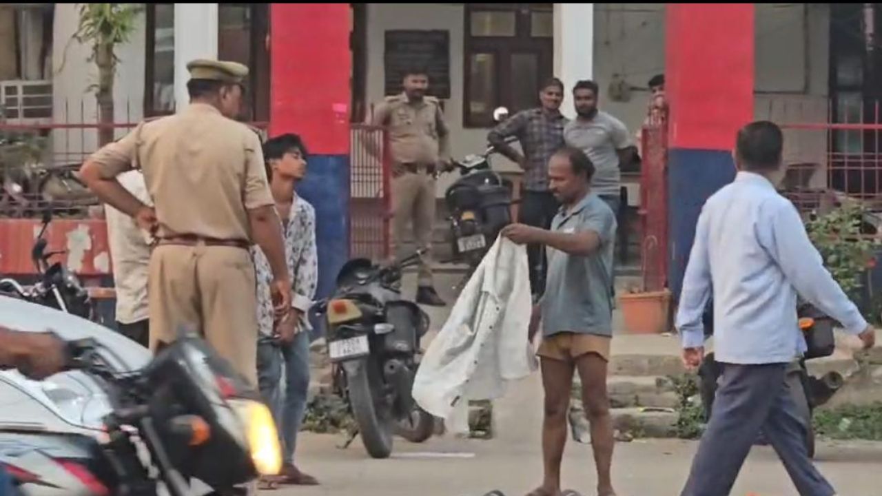 Maharajganj: चालान से नाराज युवक ने सड़क पर किया ऐसा काम कि लोग रह गए दंग