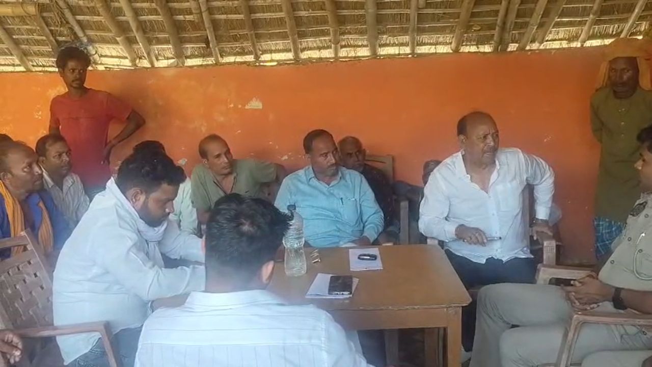 Maharajganj: अवैध कच्ची शराब बेचने वालों पर पुलिस की कार्रवाई, मारपीट मामले में तीन आरोपी नामजद