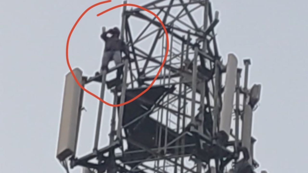 Maharajganj News: पत्नी को बुलाने की जिद में मोबाइल टावर पर चढ़ा युवक, 2 घंटे बाद उतारा