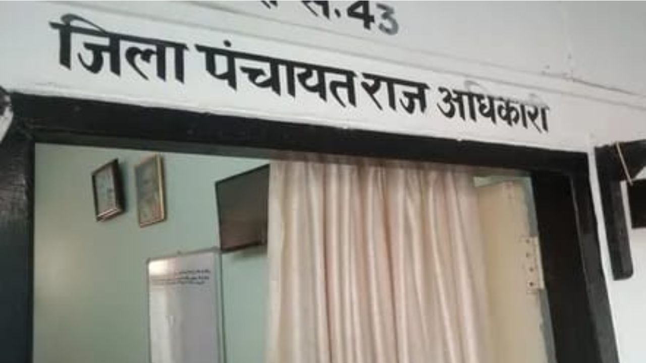 महिला अधिकारी से अभद्रता का आरोप… डीपीआरओ ऑफिस में मचा बवाल, अब DM के सामने पहुंचा मामला!