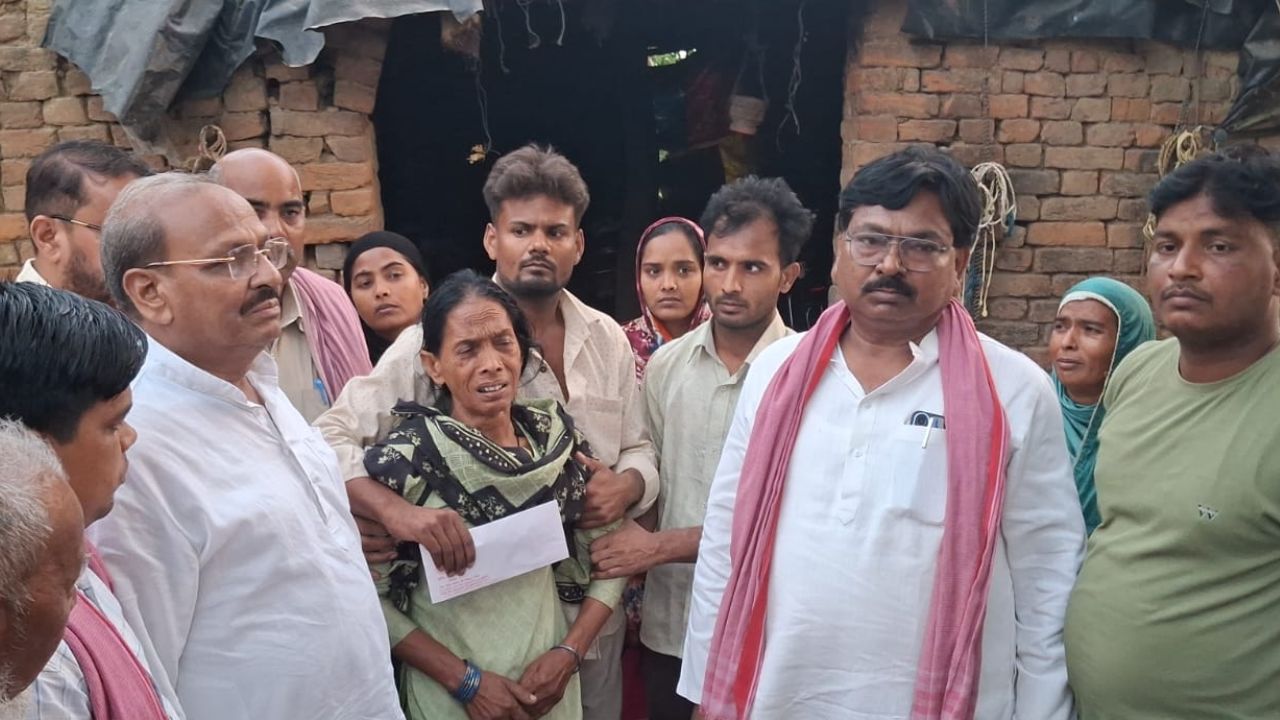 सपा नेता पूर्व मंत्री सुशील कुमार टिबड़ेवाल ने सड़क हादसे के पीड़ित परिवार से की मुलाकात, बंधाया ढांढस…