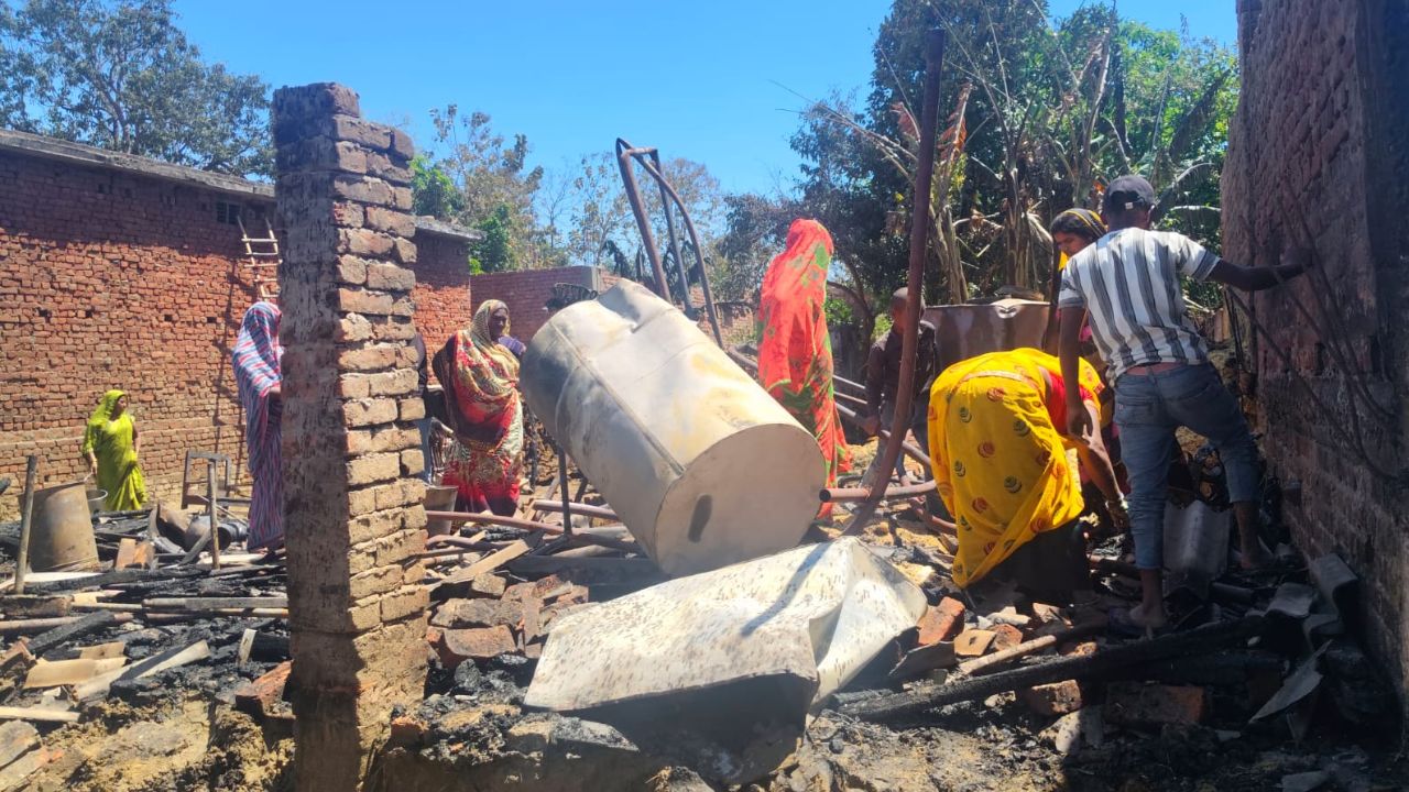 Maharajganj News: आग ने निगल ली तीन घरों की दुनिया, चीख-पुकार से कांप उठा गांव