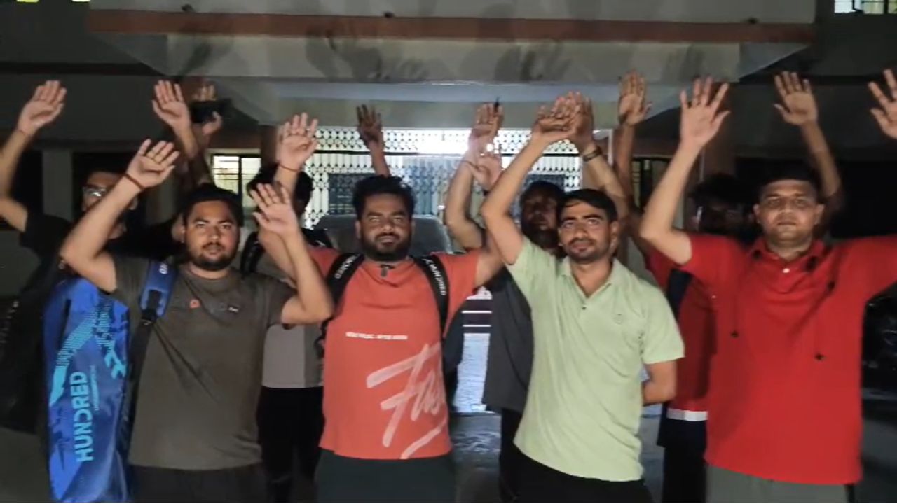 महराजगंज स्पोर्ट्स स्टेडियम में हंगामा, खिलाड़ियों ने क्रीड़ा अधिकारी पर लगाए गंभीर आरोप; पढे़ं पूरी खबर