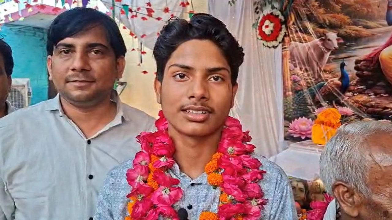 मैनपुरी के हर्षित चौहान बने जिला टॉपर! 96% अंक हासिल कर बढ़ाया जिले का मान