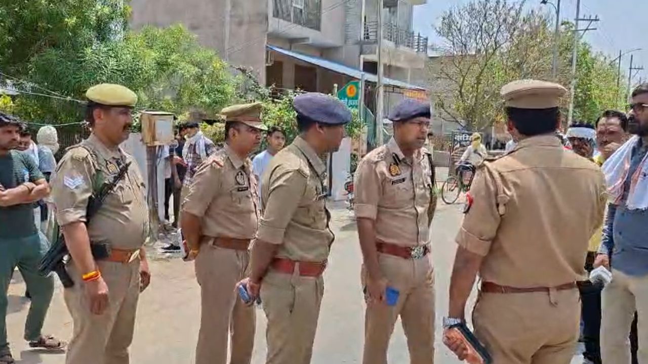 Mainpuri Accident: मैनपुरी में तेज रफ्तार पिकअप बना काल, तीन की दर्दनाक मौत