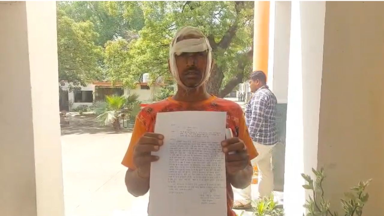 Mainpuri: दबंगों ने घर में घुसकर बाप-बेटे को पीटा, पीड़ित पहुंचा एसपी के दरबार में