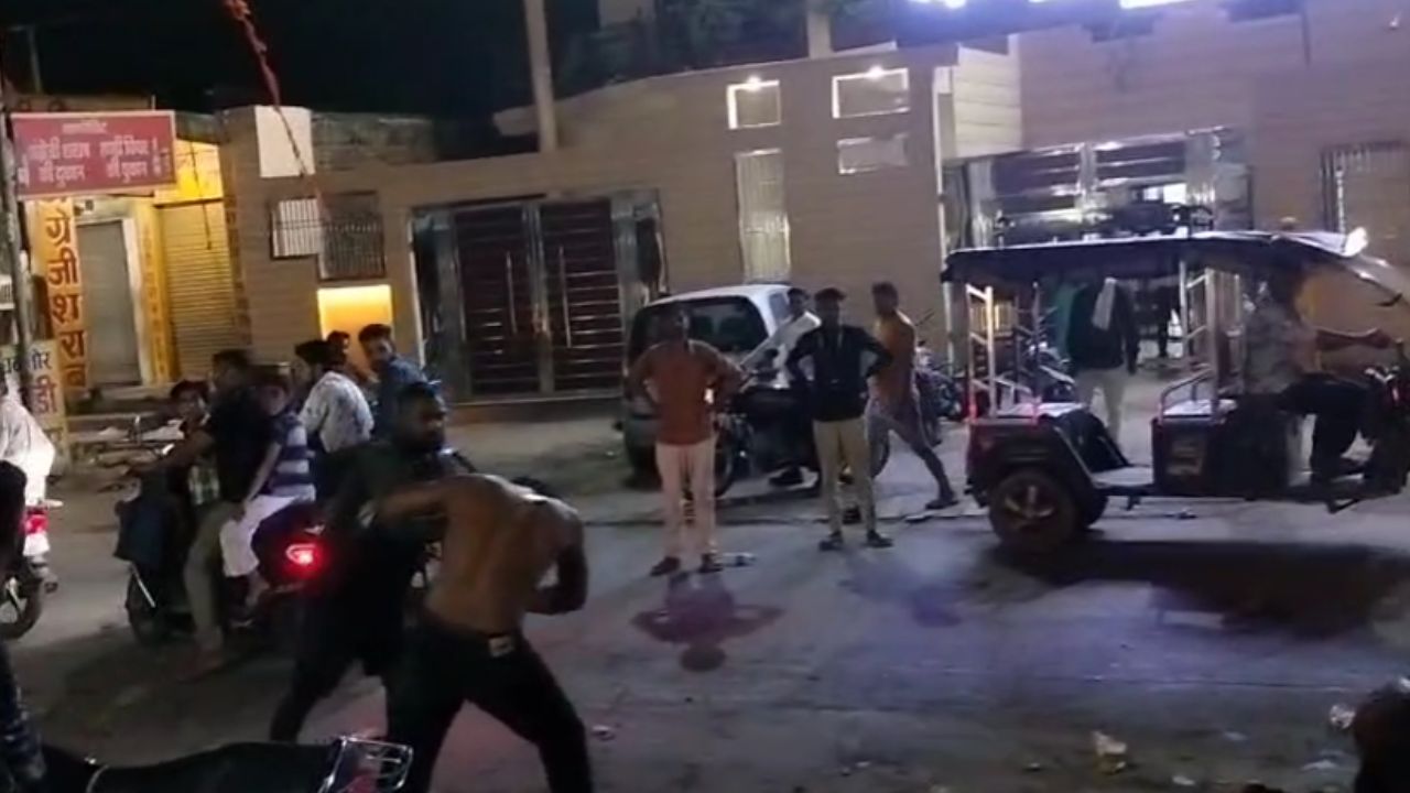 मैनपुरी आगरा रोड पर दबंगों ने युवक को बीच सड़क बेल्ट से बेरहमी से पीटा, वीडियो वायरल होने से हड़कंप