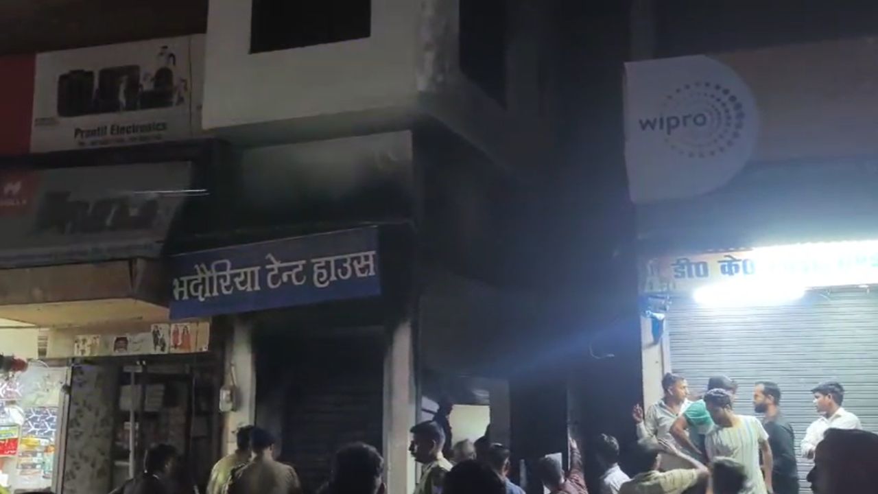 मैनपुरी में बड़ा हादसा: टेंट हाउस में लगी भीषण आग, लाखों का सामान जलकर राख…