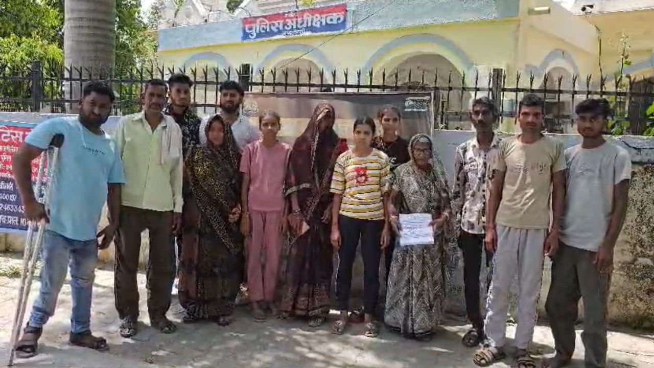 Mainpuri Crime: दबंगों के आतंक से सहमा परिवार… कार में भी तोड़फोड़, कार्रवाई की मांग तेज