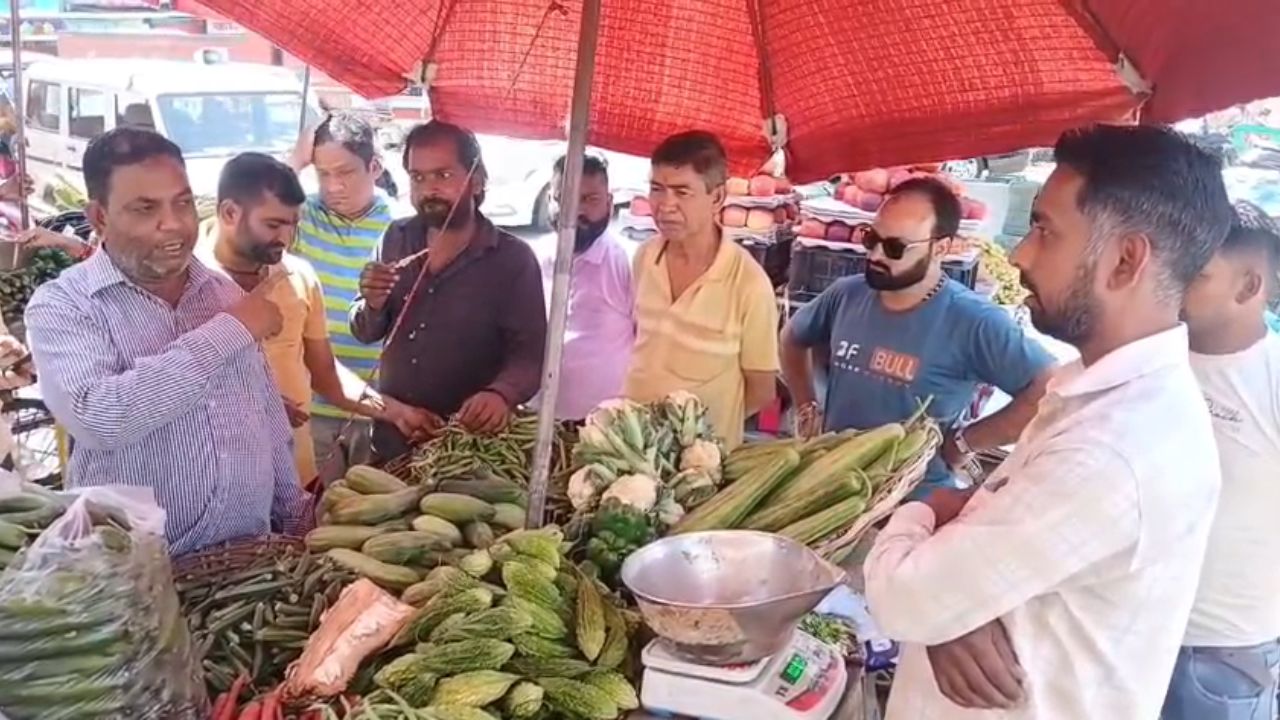 रामनगर में सब्जी कारोबारियों पर सख्ती, बिना लाइसेंस व्यापारियों को चेतावनी